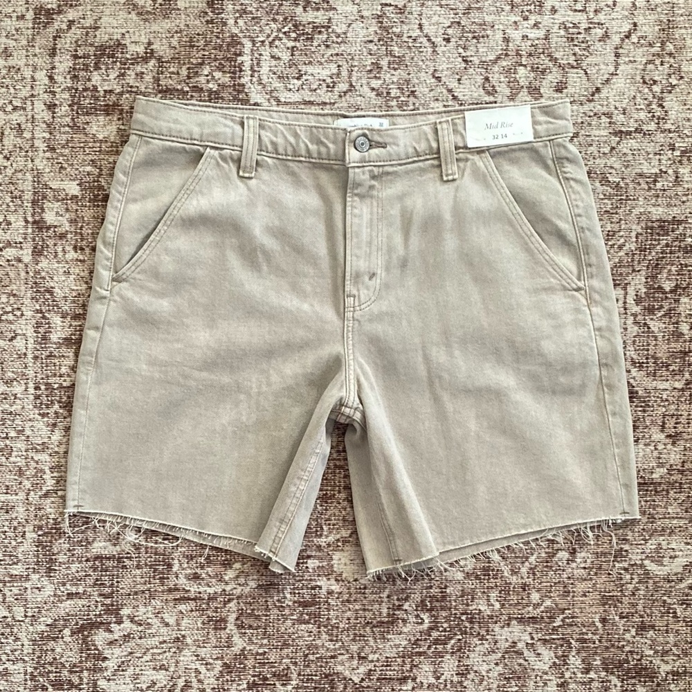 NWT Abercrombie & Fitch Mid Rise Frayed Tan Bermudas Shorts Size 14 32